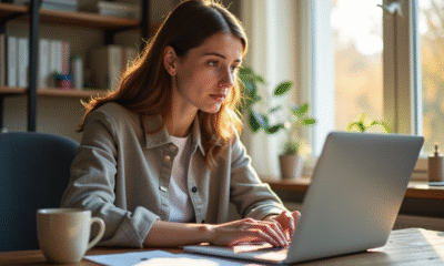 Jeune femme travaillant à son bureau à la maison le matin