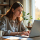 Jeune femme travaillant à son bureau à la maison le matin