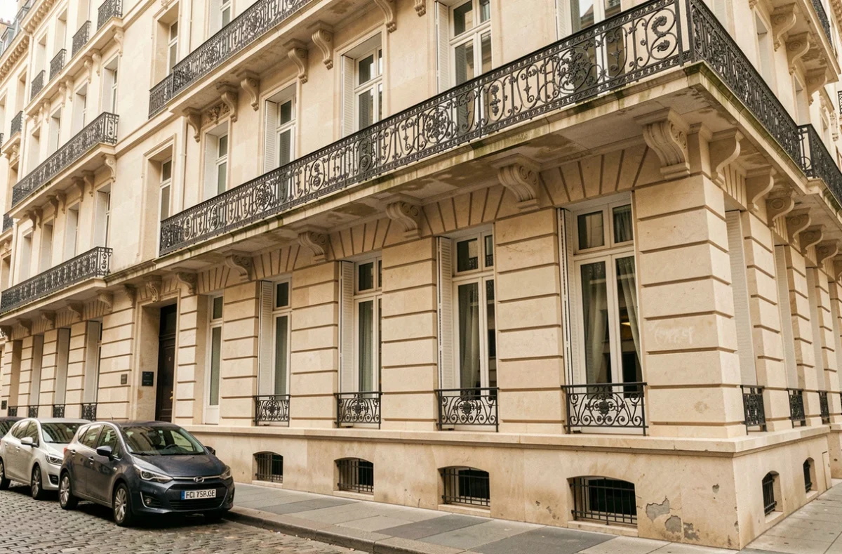 Immeuble haussmannien parisien représentant le patrimoine immobilier d'une SCPI de rendement