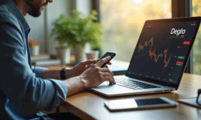 Personne confiante utilisant ordinateur et smartphone avec graphiques financiers et logo Degiro