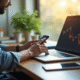 Personne confiante utilisant ordinateur et smartphone avec graphiques financiers et logo Degiro